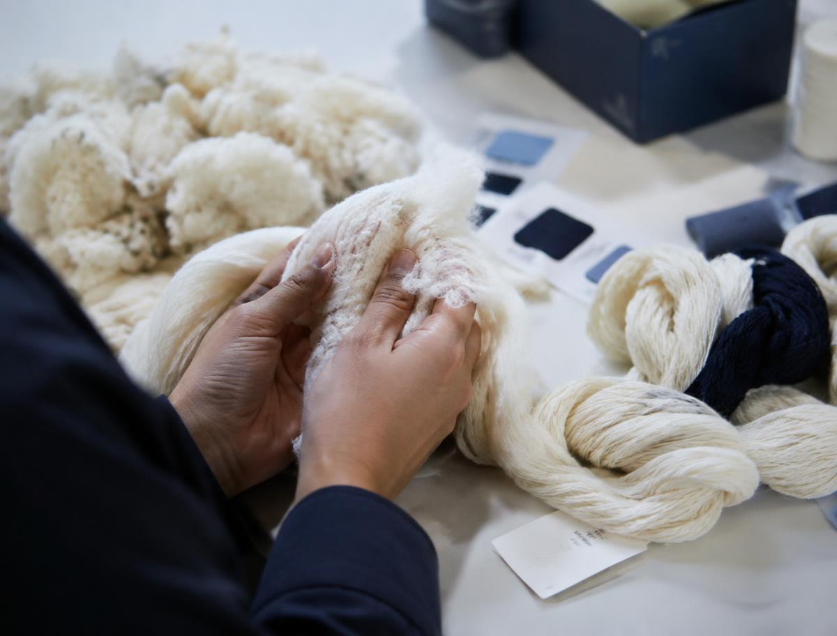 Inspecting raw cotton fiber and yarn samples